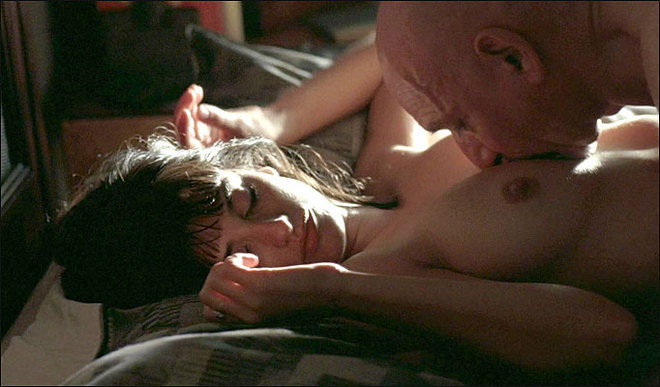 Ben Kingsley besa los pechos desnudos de Penélope Cruz en 'Elegy'