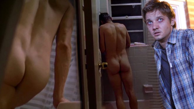 Jeremy Renner totalmente desnudo enseña el culo en 'El fin de la inocencia'