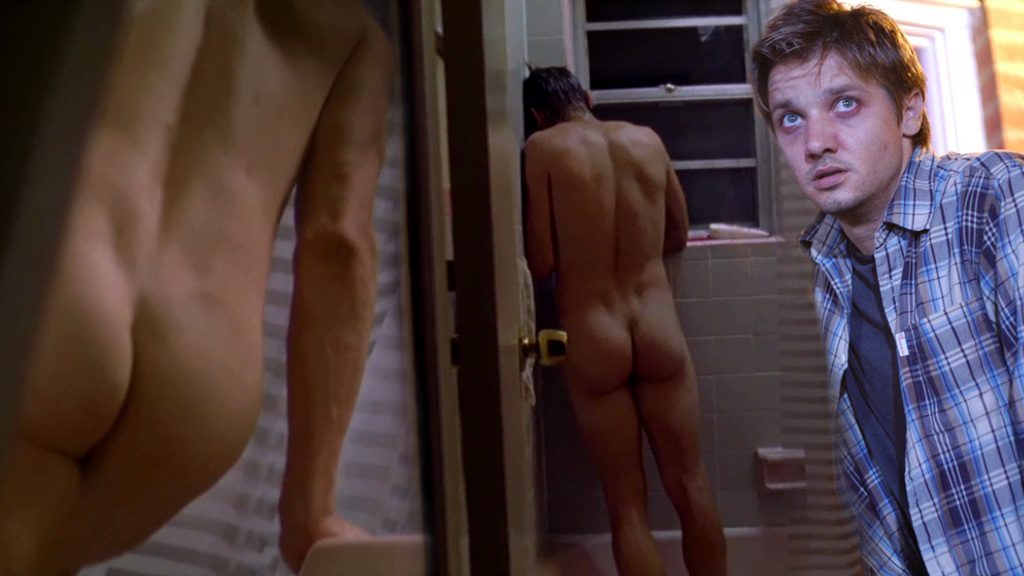 Jeremy Renner totalmente desnudo enseña el culo en 'El fin de la inocencia'
