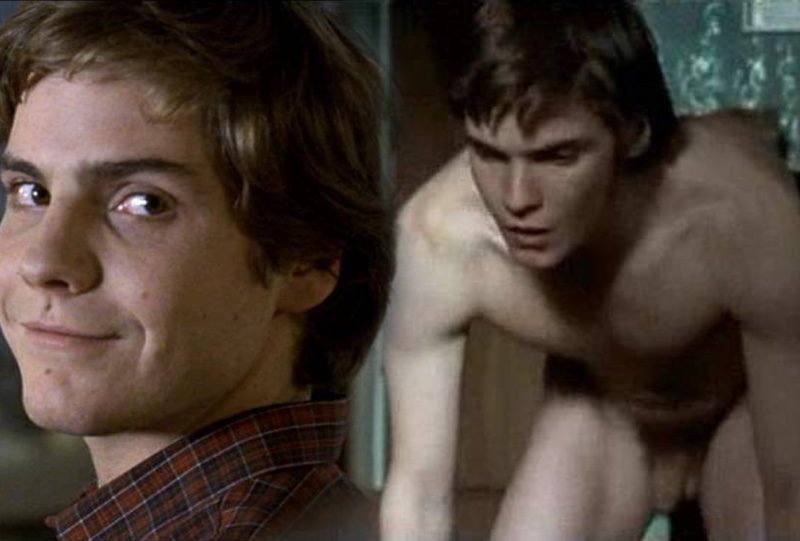 Daniel Brühl desnudo integral enseña el pene en 'Honolulu'