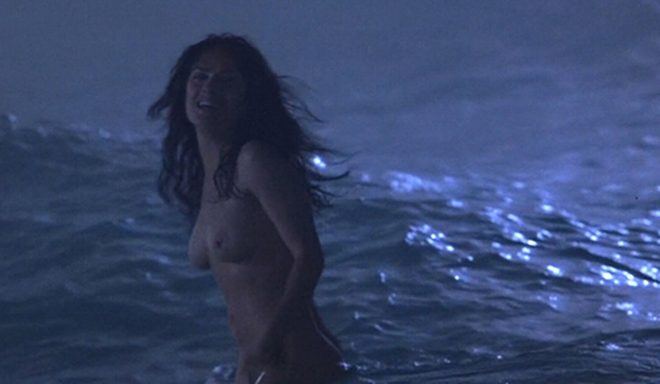 Salma Hayek desnuda en el mar en una escena de 'Pregúntale al viento'