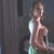 Scarlett Johansson se tapa el pecho con una mano en 'A love song for Bobby Long'
