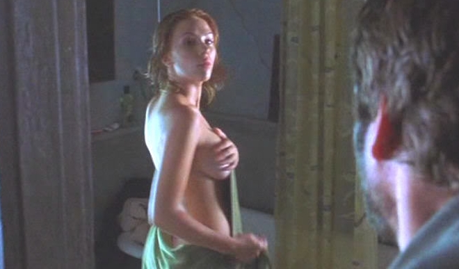 Scarlett Johansson se tapa el pecho con una mano en 'A love song for Bobby Long'