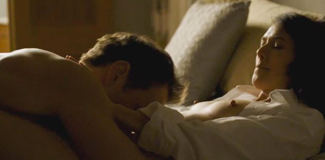 Lena Headey desnuda enseña las tetas en 'Zipper'