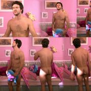 Diego Martín totalmente desnudo enseña el culo de 'Aquí no hay quién viva'
