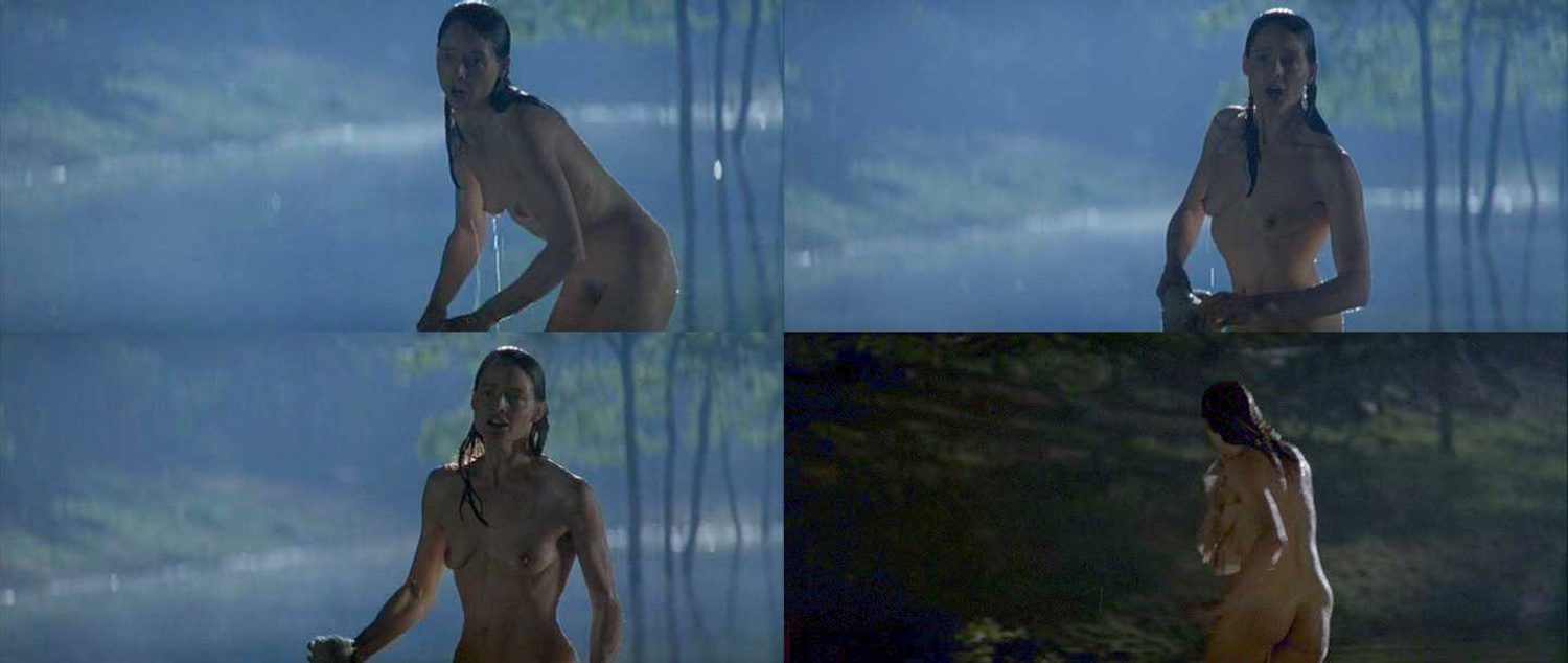 Jodie Foster totalmente desnuda enseña el culo y las tetas en 'Nell'