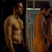 Dylan Bruce totalmente desnudo enseña el culo en 'Orphan Black'