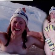 Felicity Jones totalmente desnuda en 'Chalet Girl'