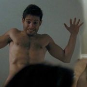 Julian Morris totalmente desnudo enseña el culo en una escena de sexo en 'Hand of God'