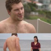Jai Courtney desnudo enseña el culo en 'Packed to the Rafters'