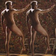 Chris Zylka totalmente desnudo enseña el culo en 'Tiburón. La presa'