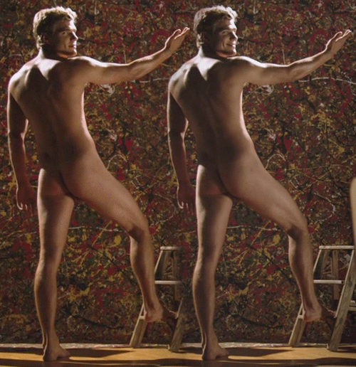 Chris Zylka totalmente desnudo enseña el culo en 'Tiburón. La presa'