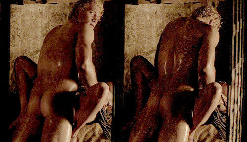 Jai Courtney desnudo en 'Spartacus' enseña su culo