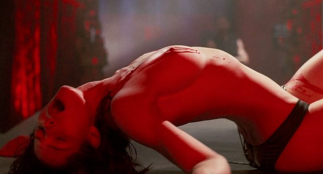 Jessica Biel muestra el pecho desnudo en una escena de 'Powder Blue'