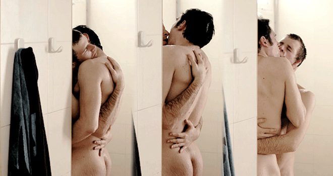Llorenç González totalmente desnudo en una escena de sexo en 'El sexo de los ángeles'