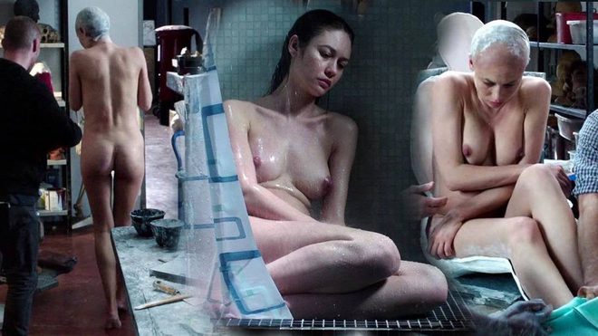 Olga Kurylenko desnuda integral enseña las tetas y el culo en 'La correspondencia'