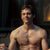 James Marsden totalmente desnudo enseña el culo en 'Un funeral de muerte'