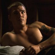Chris Zylka desnudo enseña el pene en 'The Leftovers'