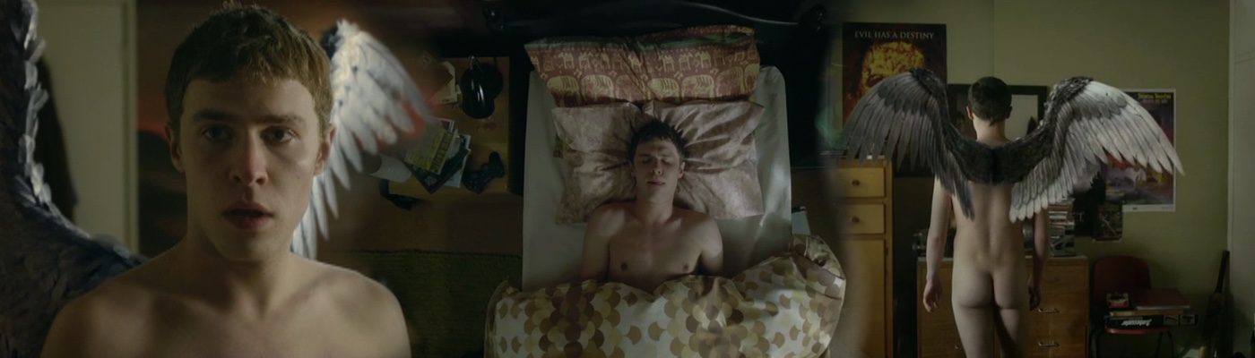 Iain De Caestecker desnudo enseña el culo en 'The Fades'