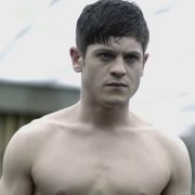 Iwan Rheon desnudo en 'Misfits' muestra su culo