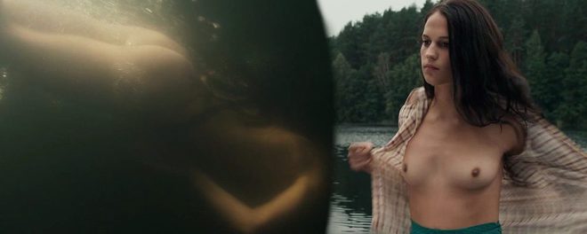 Alicia Vikander completamente desnuda en 'The Crown Jewels' enseña el culo y las tetas