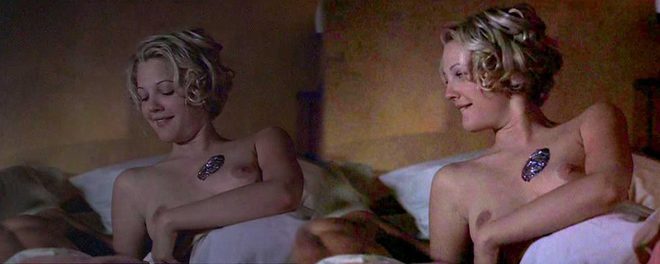 Drew Barrymore desnuda en 'Solo ellas... los chicos a un lado' enseña las tetas