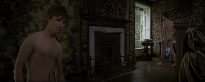 Eddie Redmayne desnudo enseña el culo en 'Tess, la de los D'Urberville'