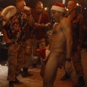 Jake Gyllenhaal totalmente desnudo enseña el culo en 'Jarhead - El infierno espera'