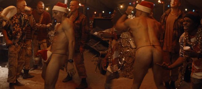 Jake Gyllenhaal totalmente desnudo enseña el culo en 'Jarhead - El infierno espera'
