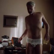 Julian McMahon desnudo en 'Hunters' muestra el culo