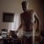 Julian McMahon desnudo en 'Hunters' muestra el culo