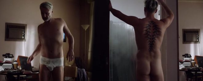 Julian McMahon desnudo en 'Hunters' muestra el culo