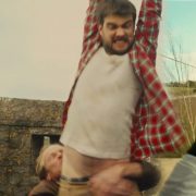 Jack Whitehall desnudo muestra el pene y el culo en 'The Bad Education Movie'