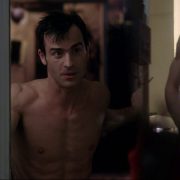 Justin Theroux desnudo integral enseña el pene en 'A dos metros bajo tierra'