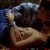 Chloe Sevigny, con el pecho desnudo, se besa con Hillary Swank en 'Boys don't cry'