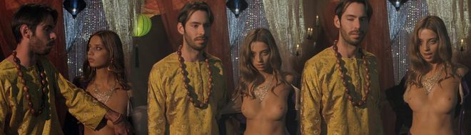 Angela Sarafyan desnuda enseña las tetas en 'Una juerga de pelotas'