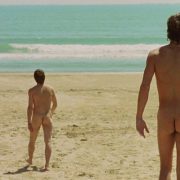 Mario Casas y Yon González completamente desnudos en 'Mentiras y gordas'