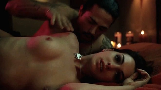 Anne Hathaway con el pecho desnudo en una escena de sexo de 'Havoc'
