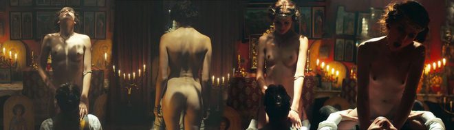 Christine Evangelista desnuda enseña las tetas en 'Bleed for This'