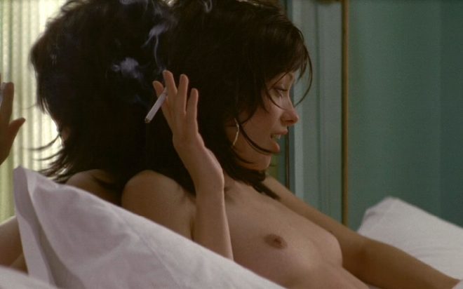 Olivia Wilde con el pecho desnudo en una escena de 'Alpha Dog'