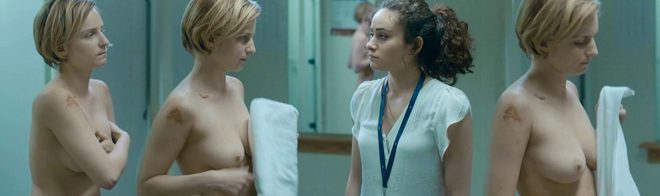 Faye Marsay desnuda enseña las tetas en 'Glue'