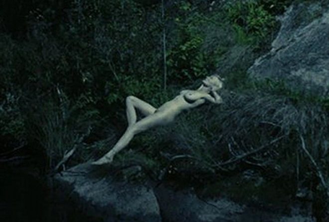 Kirsten Dunst tumbada desnuda en una imagen de 'Melancolía'