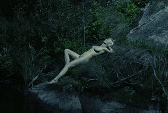 Kirsten Dunst tumbada desnuda en una imagen de 'Melancolía'