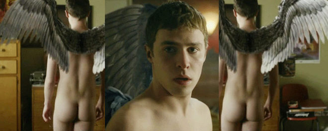 Iain De Caestecker enseña el culo en 'The Fades'
