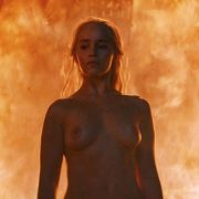Emilia Clarke completamente desnuda enseña las tetas en 'Juego de Tronos'
