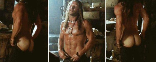 Zach McGowan semi-desnudo enseña el culo y el torso.