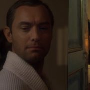 Jude Law enseña el culo en 'The Young Pope'