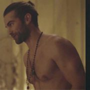 Chace Crawford desnudo enseña el culo en 'Chance'