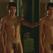 Yon Gonzalez desnudo en una escena de 'Mentiras y gordas', con Mario Casas