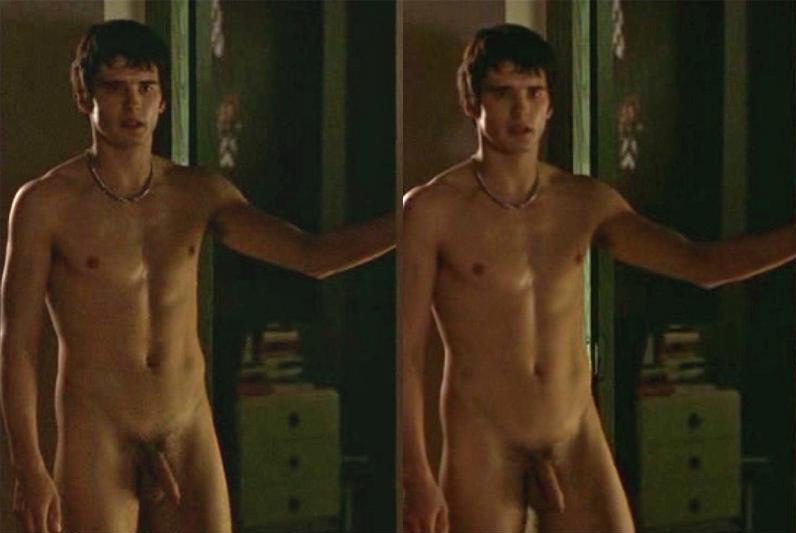Yon Gonzalez desnudo en una escena de 'Mentiras y gordas', con Mario Casas